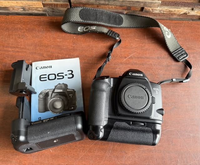 フィルム一眼レフカメラ（キヤノン EOS-3）
